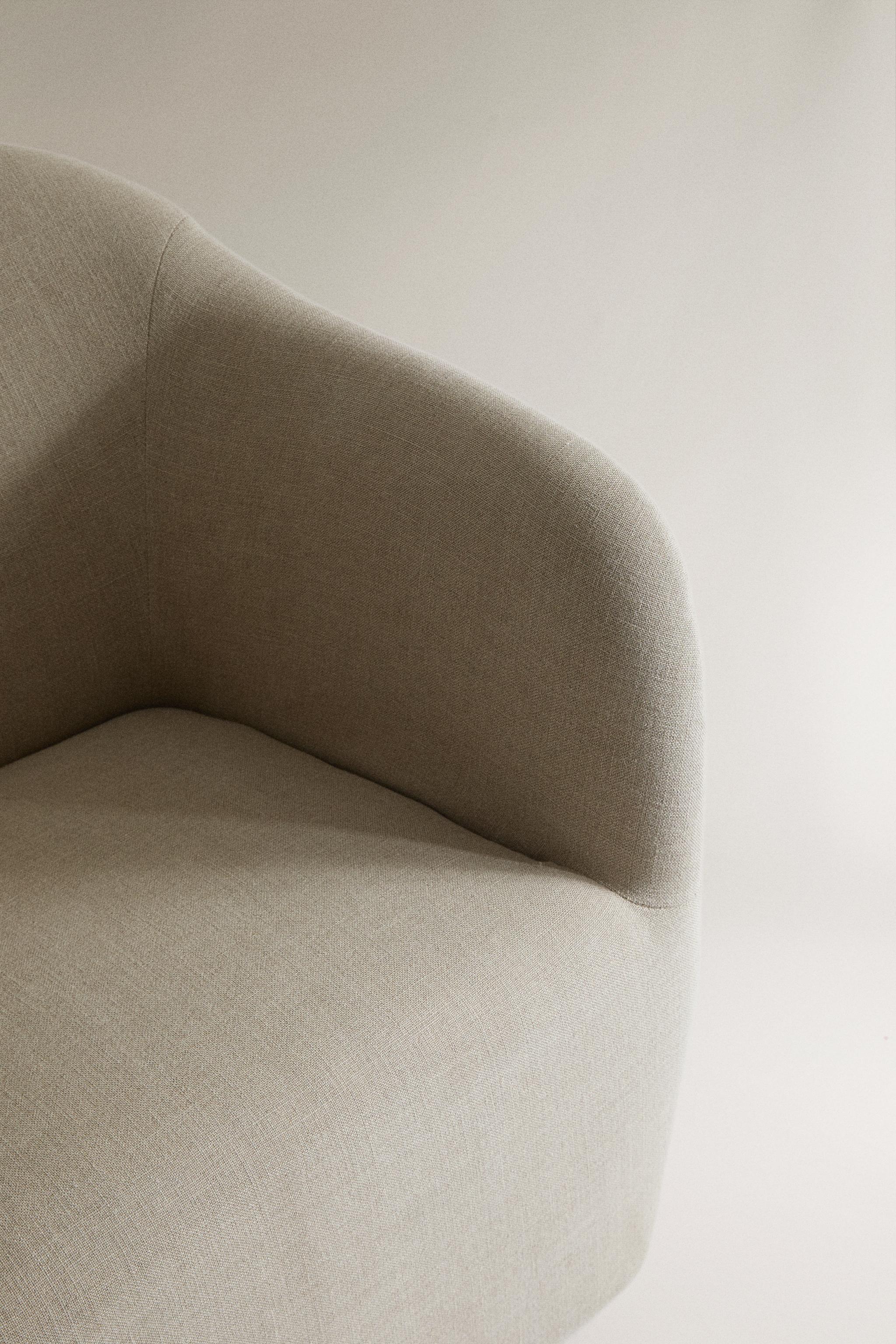 LINEN ACCENT CHAIR